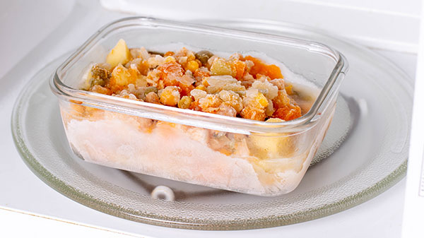 Restjes opwarmen in microgolfoven